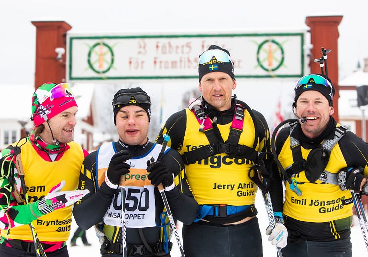 Zebastian Modin och hans ledsagare i mål på Vasaloppet 2020