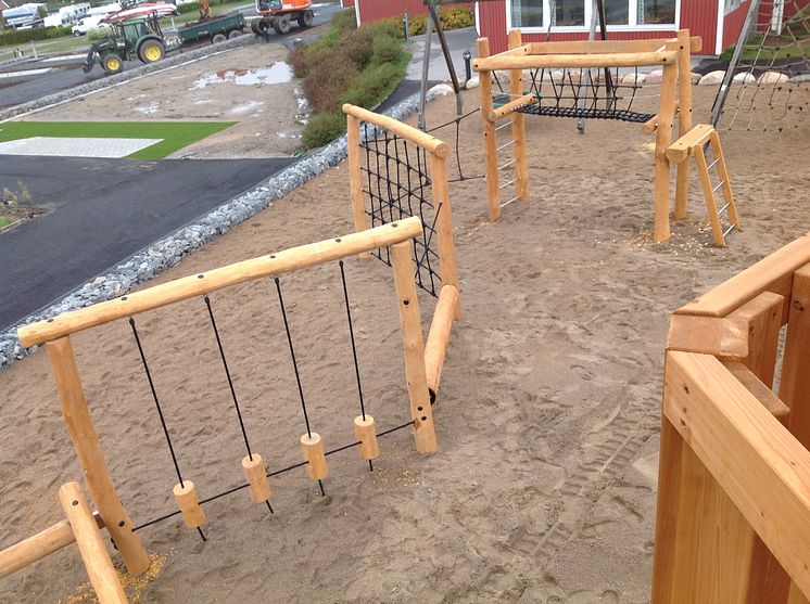 Woodwork AB har byggt en ny lekplats med hinderbana och en fyr på Daftö Resort