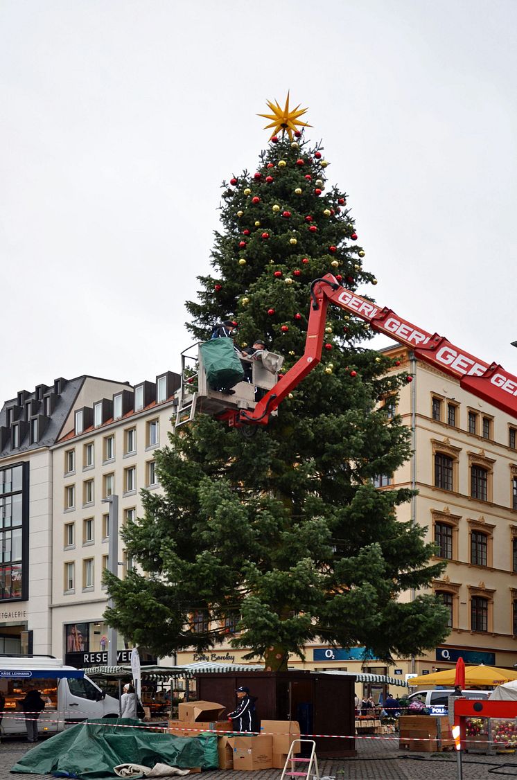 Schmücken des Weihnachtsbaums