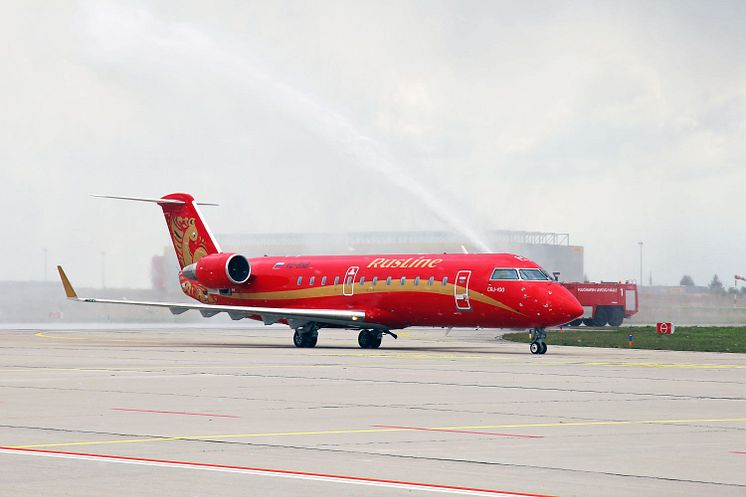 Begrüßungsdusche durch die Flughafen-Feuerwehr