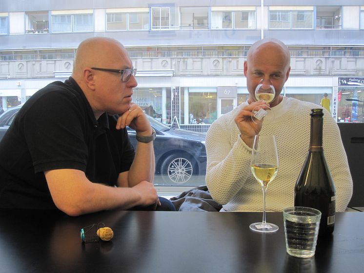 Richard Juhlin testing the 3D printed champagne glass