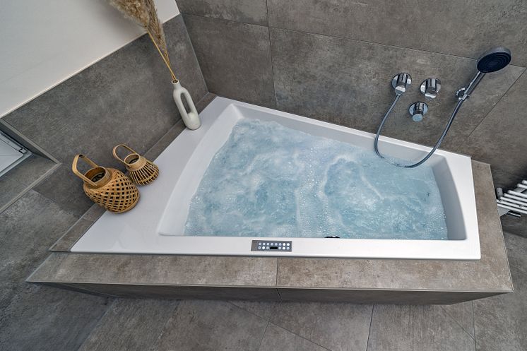 repabad-objekt-wohlfuehlbad-whirlpool-badewanne_sprudelnd.jpg