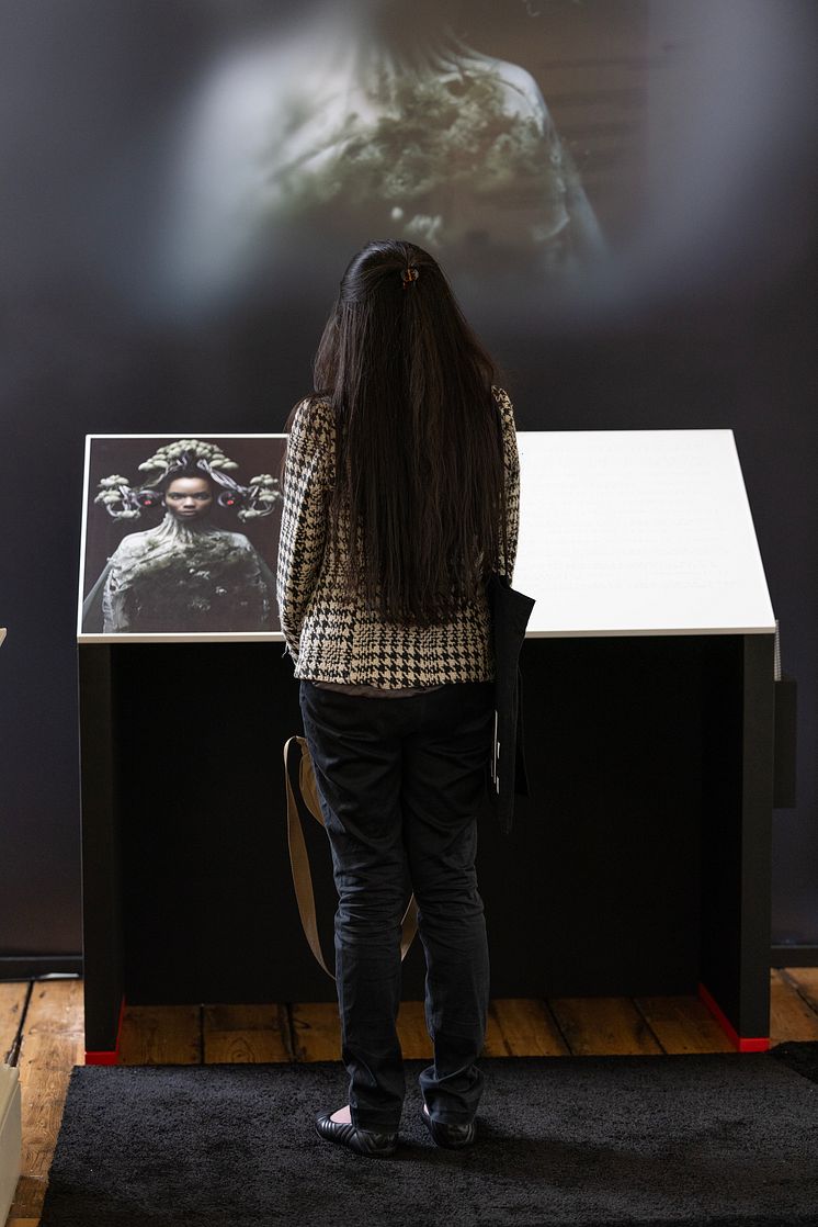Fra utstillingen vist på på Somerset House i London i april. Bildet heter "Imagine the future is watching uou og er AI generert av motefotogfaren Heidi Rondak.
