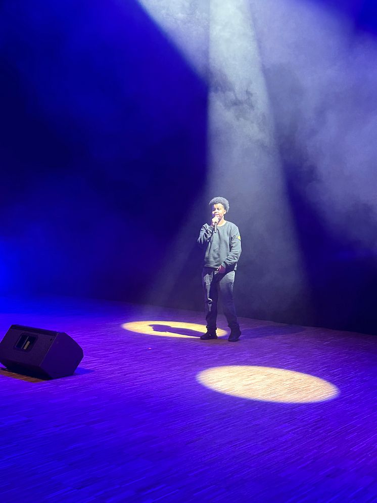 H1, Haroun Jama, sang under åpningen av Voldsløkka scene 