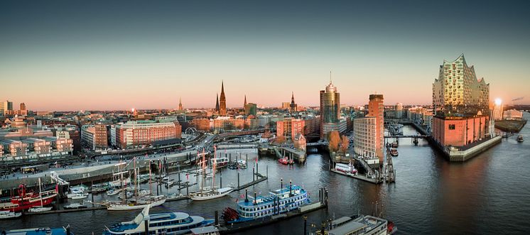 Hamburg_Elbphilharmonie_und_Hafencity_bei_Sonnenuntergang.jpeg