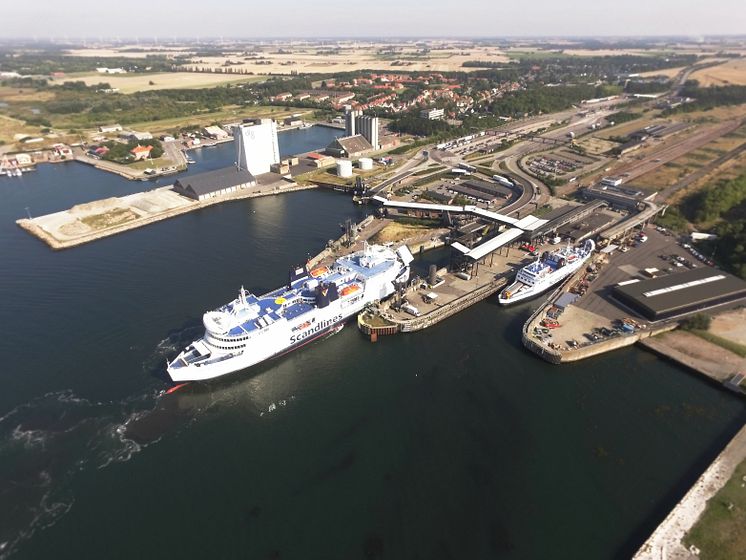 Scandlines' Hybridfähre "Deutschland" und Scandlines' Fähre "Holger Danske"