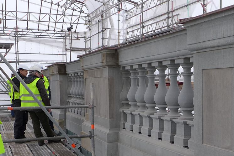 Anders Scherman och Anne Teresiak vid takbalustraden. Foto: AIX. 