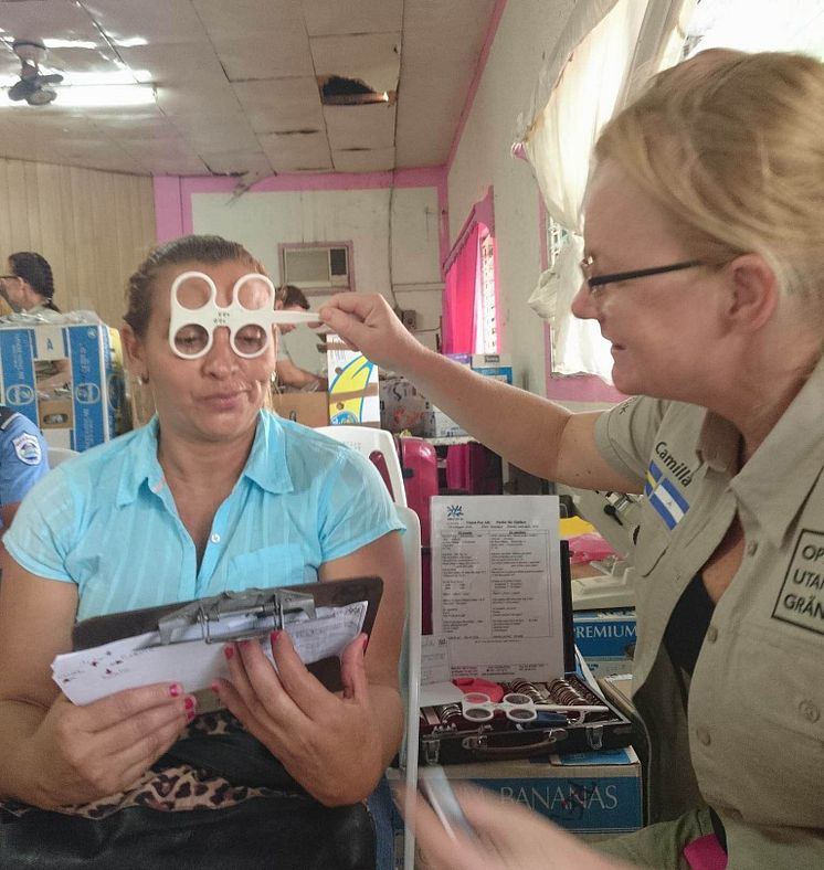 Camilla Efraimsson hjälper en kvinna med synen i Nicaragua – Optiker utan gränser 2016