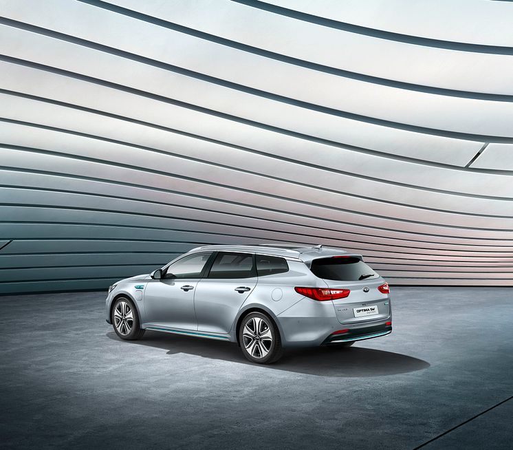 kia_optima_sw_phev_my18_3_4_rear_view_11163_61973