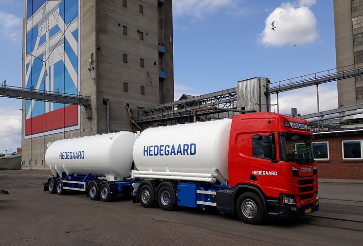 Hedegaard-hovedbygning og lastbil