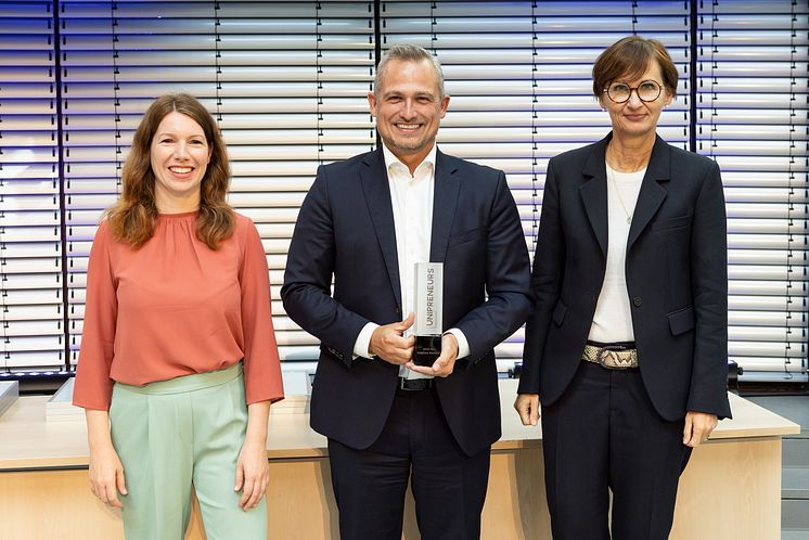 Preisträger Prof. Dr. Stephan Stubner (HHL) mit der Bundesbildungsministerin Bettina Stark-Watzinger sowie der Bundesbeauftragten für Digitale Wirtschaft und Start-ups, Dr. Anna Christmann