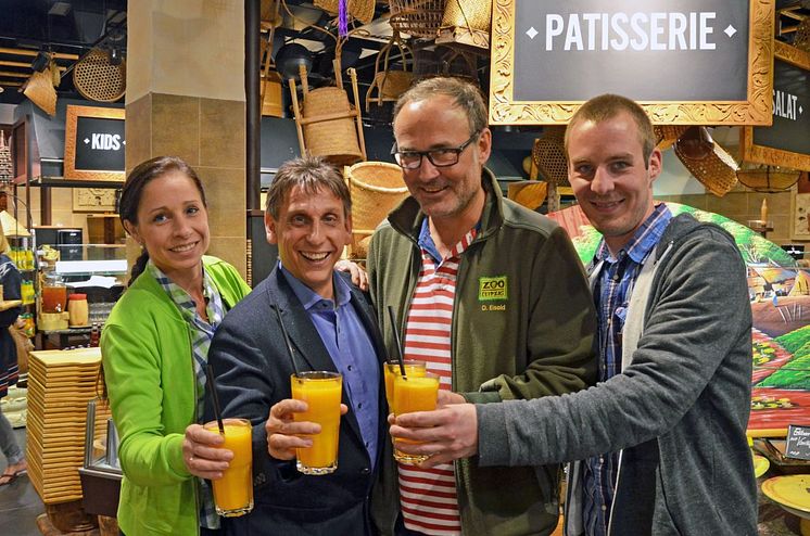  Die drei Säulen des Sommerkabaretts v.l.: Susann Boberski (Marché Restaurant Patakan), Thorsten Wolf (Leipziger Funzel), Dirk Eisold (Veranstalter Zoo Leipzig) und Christian Schöne (Eventmanager Zoo Leipzig)