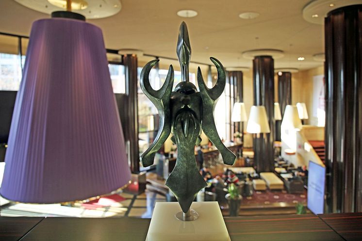 Die vierteilige Bronzeskulptur "Der Zugriff" von Horst Meier aus der Ausstellung "Aus dem Schutzraum der Heimlichkeit" im Hotel The Westin Leipzig 