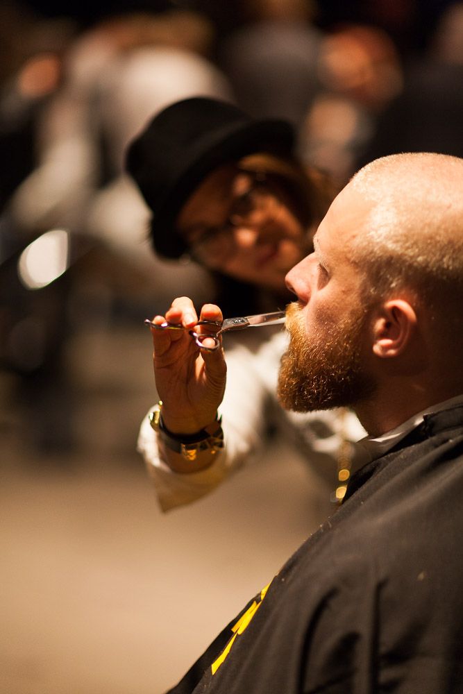 Barberare trimmar skägg på World Beard Day för välgörenhet