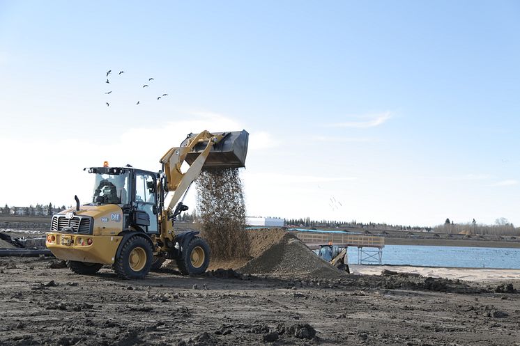 Cat 908 Nextgen tömmer skopa med grus