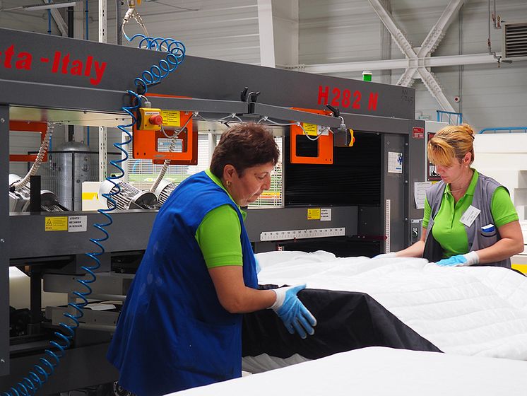 JYSK-investește-în-instruirea-a-Fabrica-Sun-Garden-Pucioasa.jpg