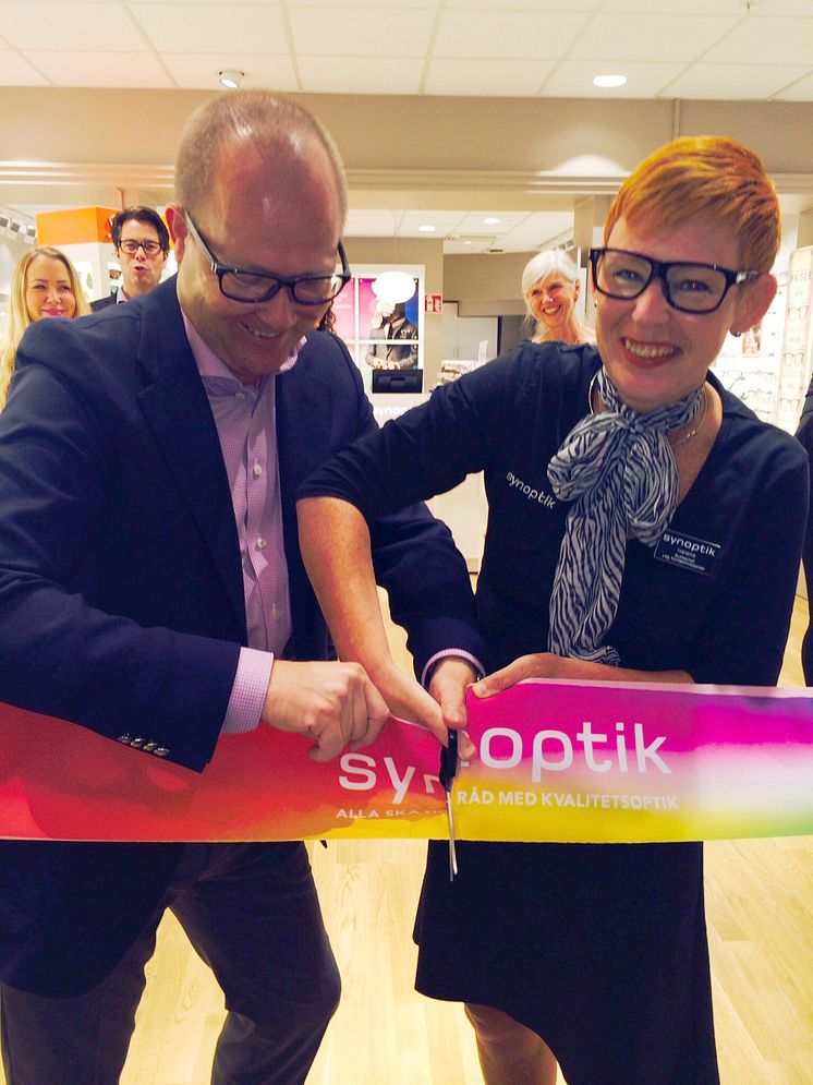 Roland Olsson, vd och Helene Hjertberg, butikschef, inviger den nya butiken i Sturegallerian.
