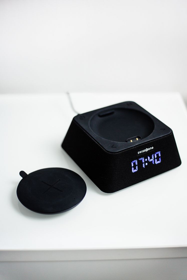 Väckarklocka med radio & portabel Qi-laddare