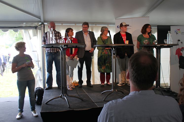 Peter Johnsson (S), Betty Malmberg (M), Curt Hagquist, Karlstads universitet, Lena Nilsson, Högskolan i Väst, Arvid Nordvall, Sveriges Ungdomsråd, Lidija Kolouh-Söderlund, Nordens Välfärdscenter.