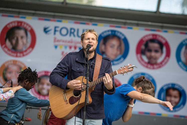 Gaute Ormåsen spiller "Elefantparaden" mens "Elefantdansen" blir danset.