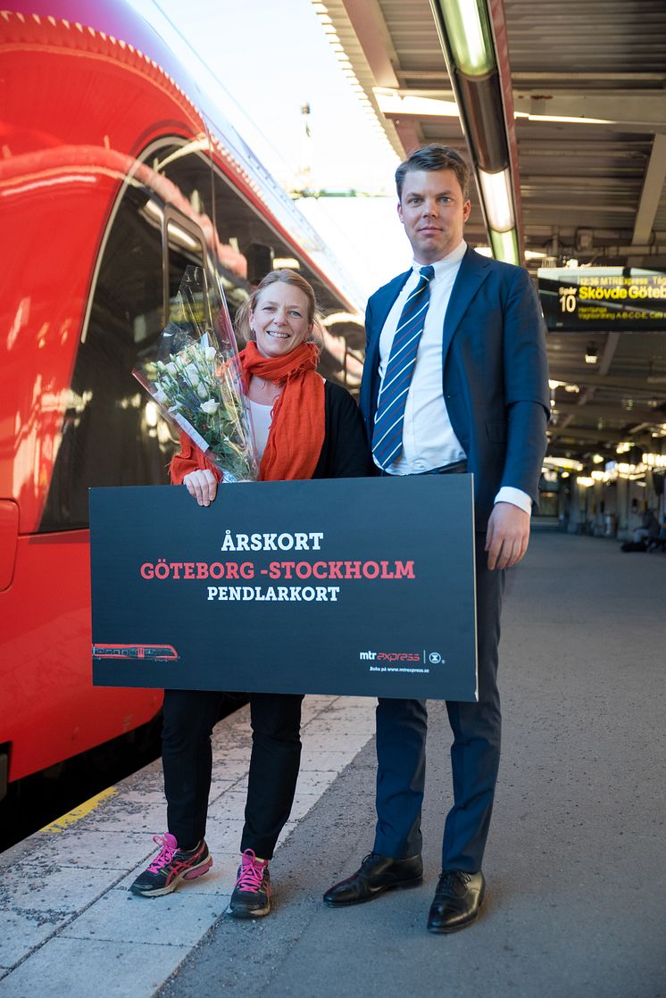 Lycklig resenär nr 250000, Petra Lundborg, med VD Johan Söör