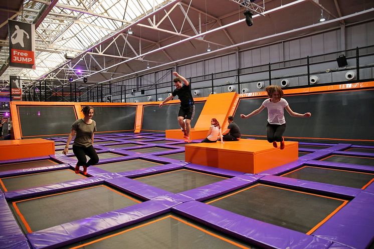 Mit 140 Trampolinen auf rund 4.700 Quadratmetern ist das JUMP House Leipzig der größte Trampolinpark Deutschlands