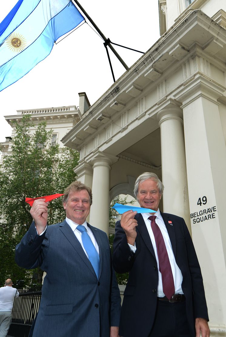 Norwegian CEO Bjorn Kjos (right) and Argentine Ambassador Carlos Sersale di Cerisano (left)