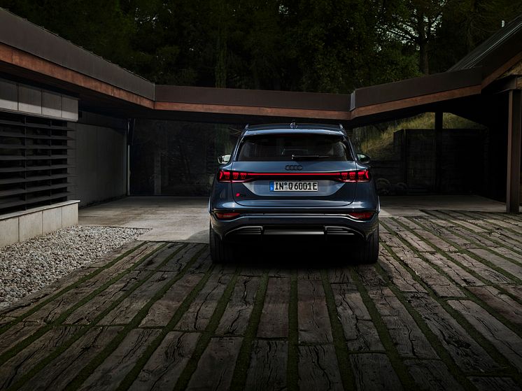 Audi Q6 e-tron quattro (Plasmablå metallak)
