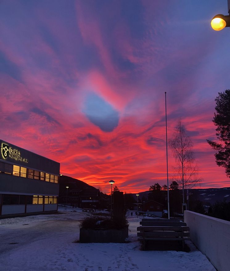 Skolen i soloppgang.jpg