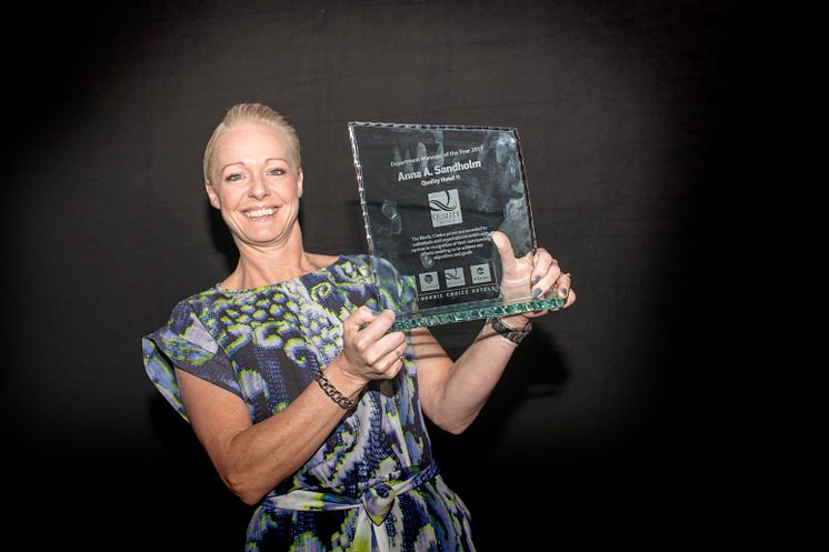 Anna A. Sandholm var både glad och överraskad efter att  ha mottagit det prestigefyllda priset Årets avdelningschef. Foto: Nordic Choice Hotels