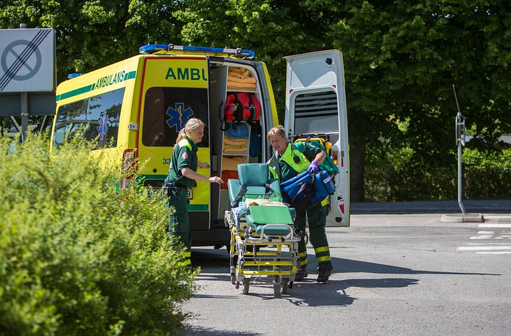 mp28769355-ambulanspersonal-under-en-hjalpinsats-upplands-vasby-sverige.jpg