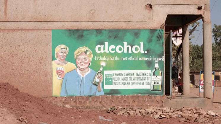 Siv og Erna på en vegg i Uganda.