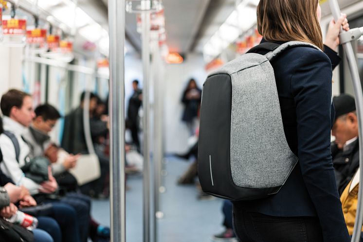 Stöldskyddad ryggäck på tunnelbanan