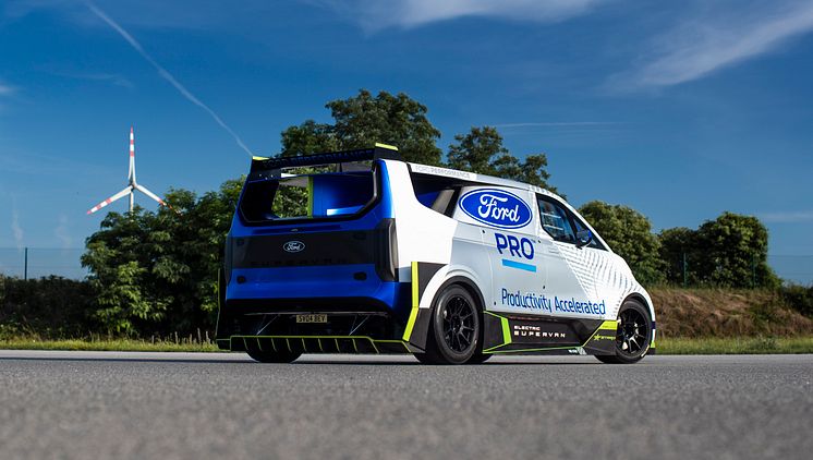 2022_FORD_E-TRANSIT_SUPERVAN_33