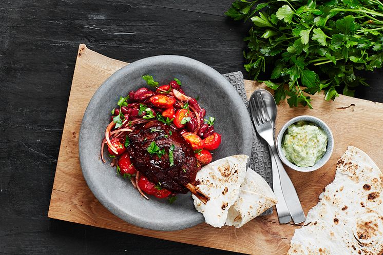 Smokey pork shank med chilibönor, guacamole och tortilla