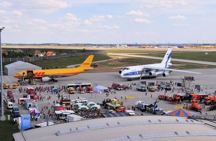 Flugzeug- und Technikschau auf dem Vorfeld Ost