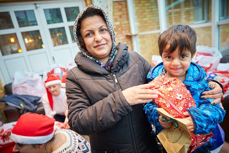 En mamma med son på asylboendet som nyss fått en julklapp