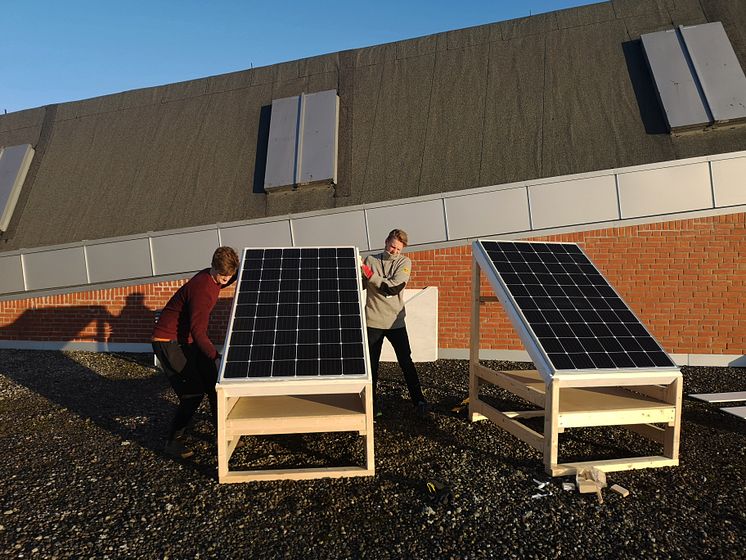 Teknisk museum stiller taket til disposisjon for mulig innovasjon innen solcelleteknologi. Her løfter student Aubell på plass panelene sammen med museets driftsleder, Thomas Ruud