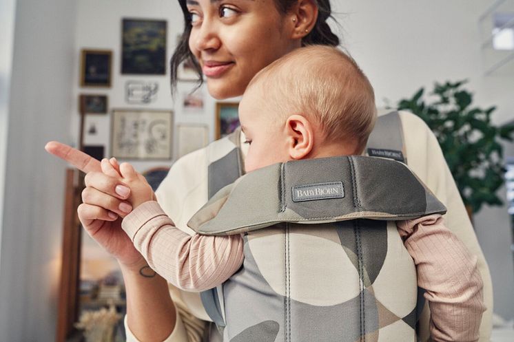 021039-baby-carrier-mini-khaki-green-cotton-lifestyle-babybjorn-05-medium