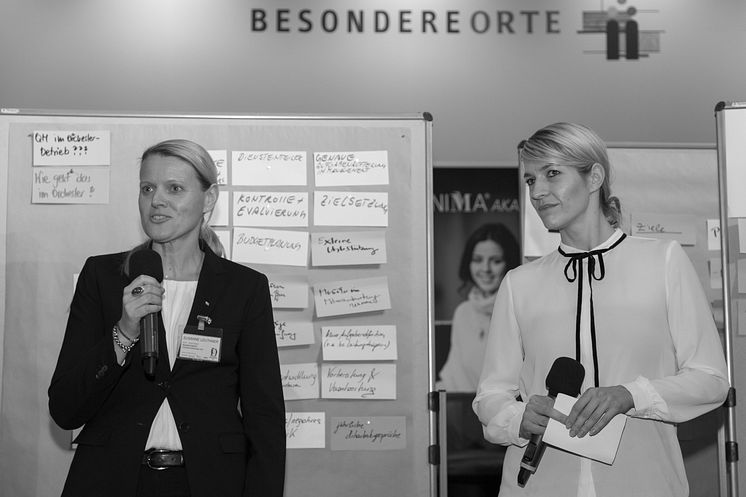 Moderatorinnen Susanne Leuthner (links) und Janina Klabes (rechts)