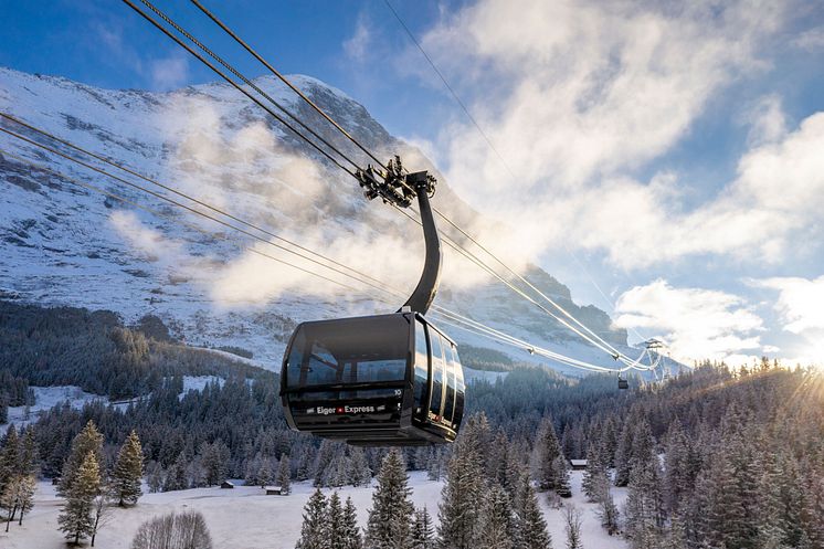 Eiger-Express-Grindelwald-Eigernordwand-Nahansicht-Winter