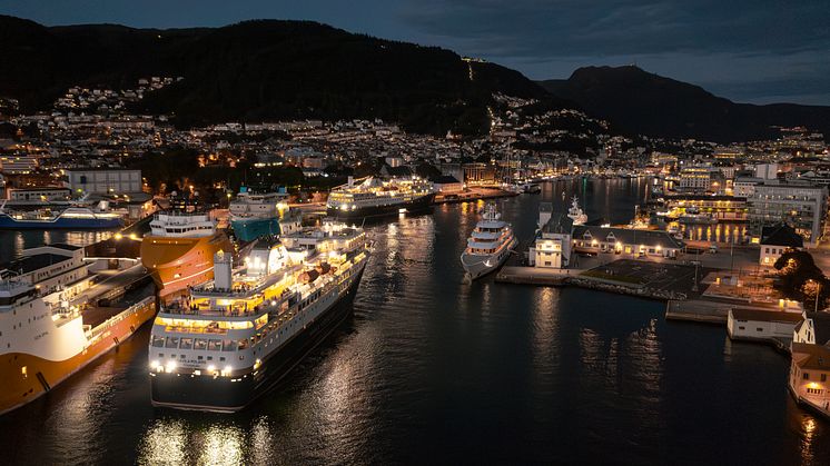 Havila Polaris departs Bergen