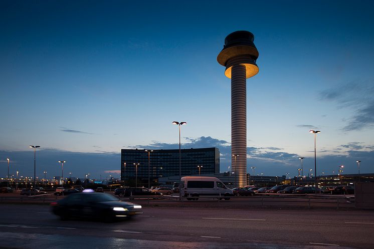Stockholm Arlanda Airport, tornet i kvällsljus