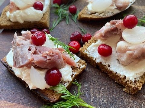 Varmrökt Clarias - snittar med varmrökt clarias.jpg