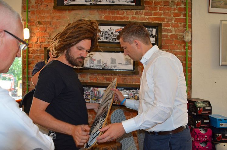 Staatsminister Martin Dulig beim Gespräch im Tapetenwerk Leipzig