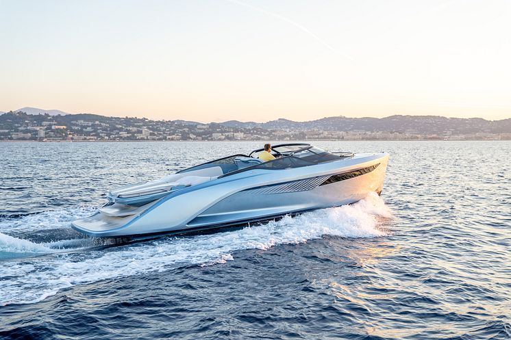 High res image - Princess Motor Yacht Sales - Princess R35