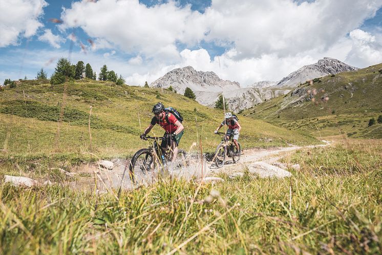 Mountainbiker unterwegs auf einem Singeltrail vom Pass da Costainas in Graubünden 