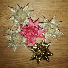 Papirstjerner av papirstrimler kan brukes som borddekorasjon eller henges på treet. Eller pynte en gave?