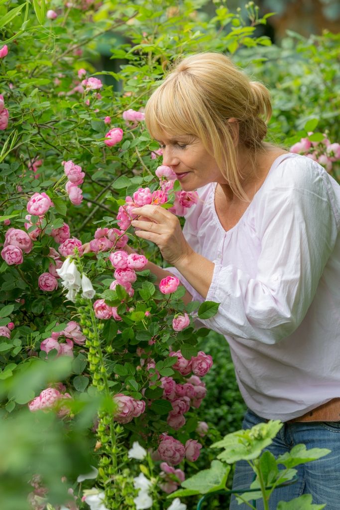 13_Woman_healthy roses_Neudorff.jpg