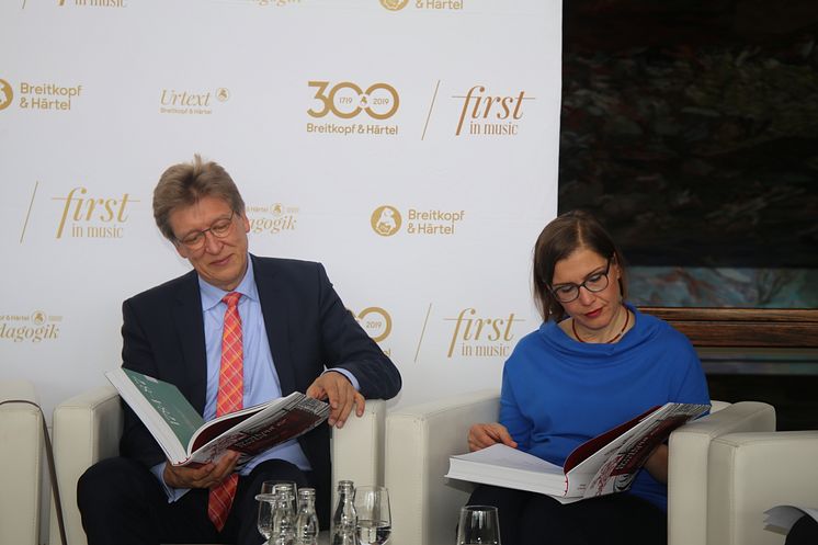 Prof. Andreas Schulz und Dr. Skadi Jennicke blättern in der Chronik